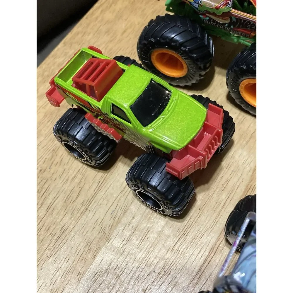 Monster Jam Hot‎ Wheels Small Monster Trucks 1:64 Lot Of 7 Jurassic Bigfoot